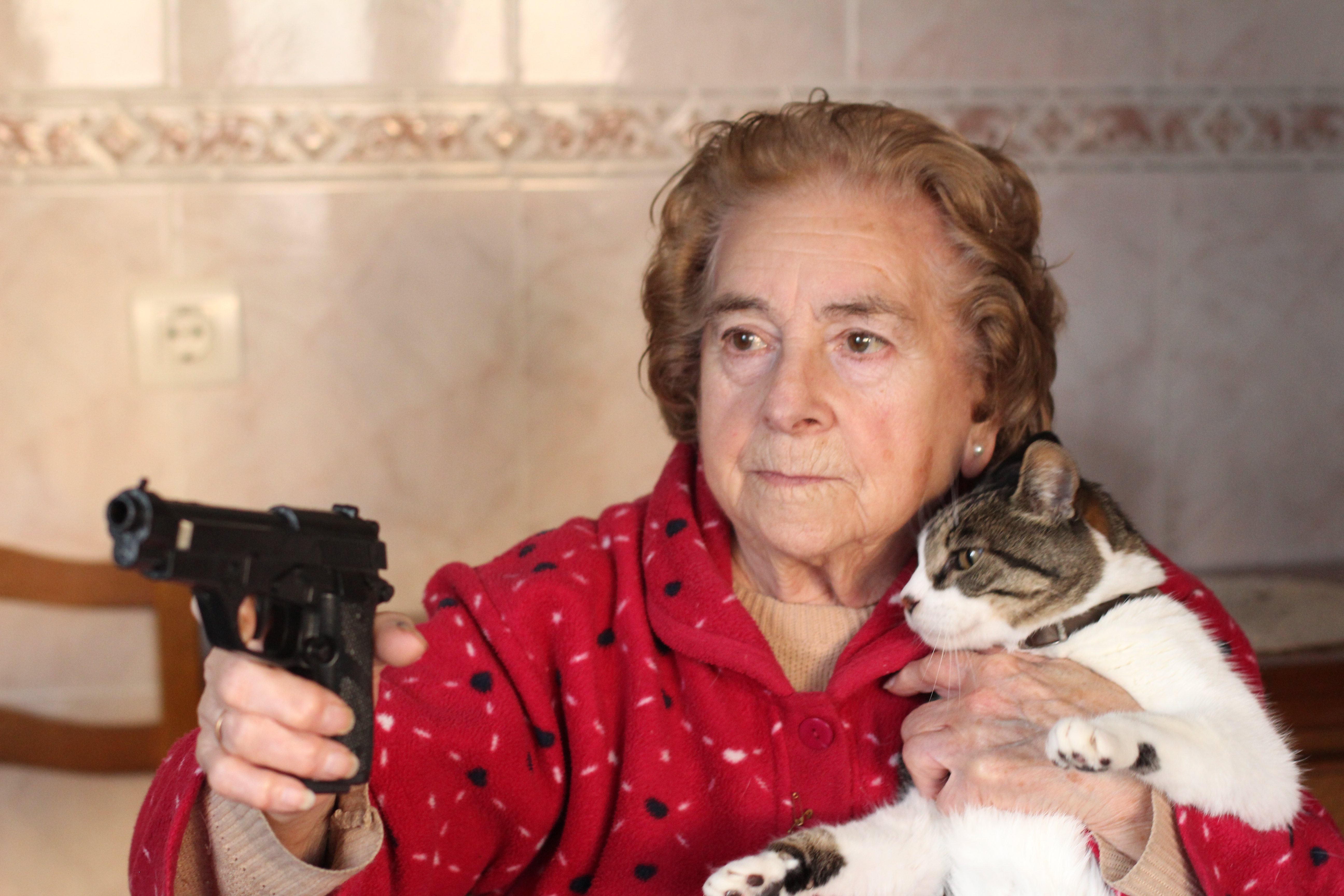 Mujer graciosa protegiendo a su gato