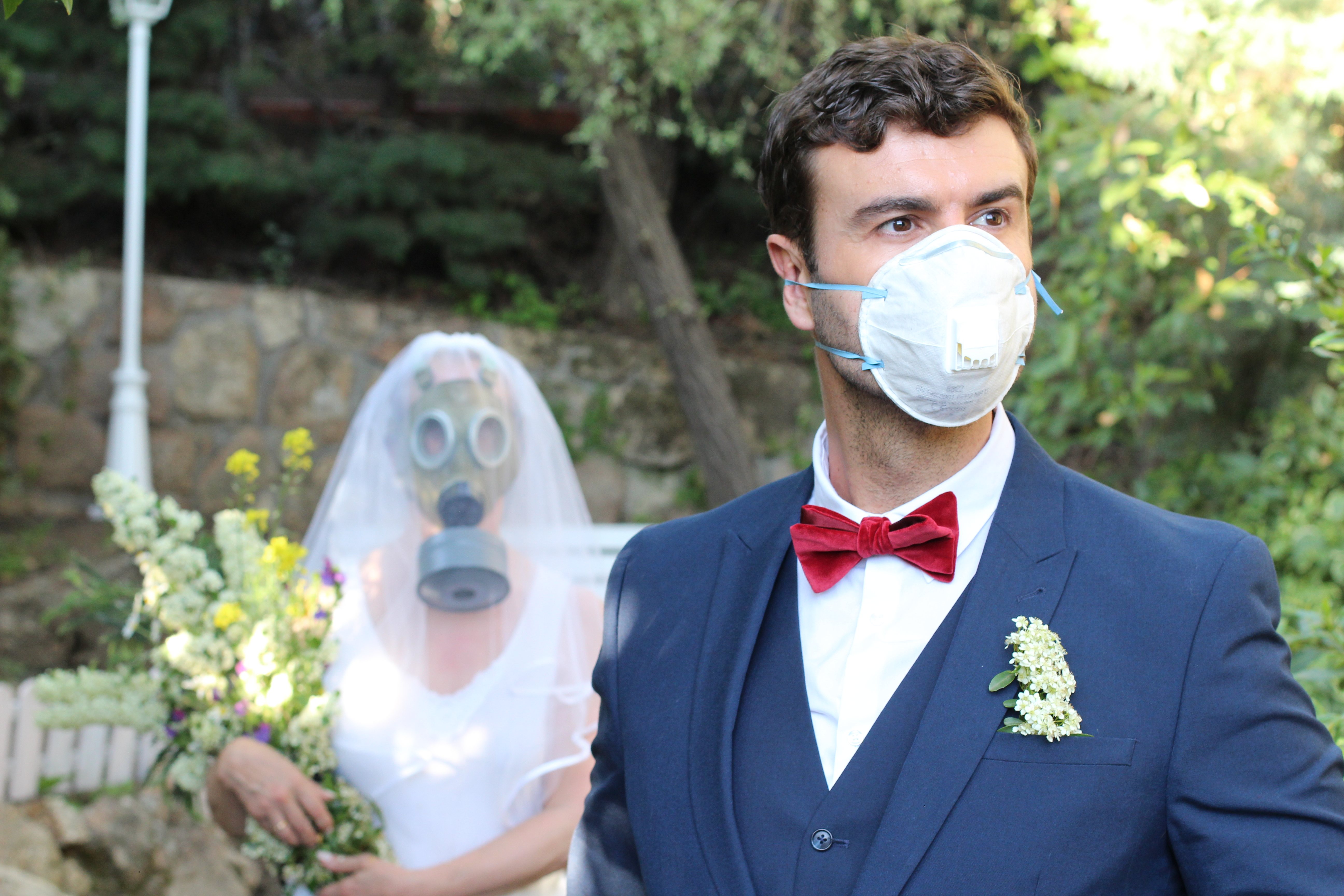 Boda durante un brote viral