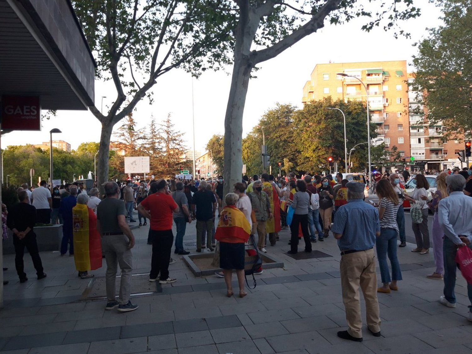 Pelea durante la cacerolada contra el Gobierno en Moratalaz deja varios jóvenes ensangrentados