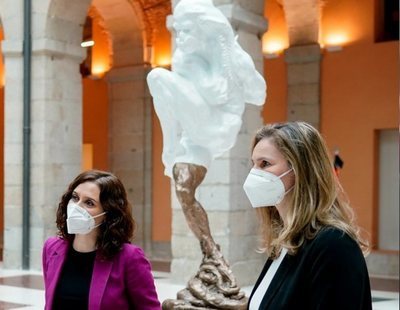 "Un fantasma cagando": Aluvión de críticas a la escultura de Ayuso en homenaje a las víctimas del coronavirus
