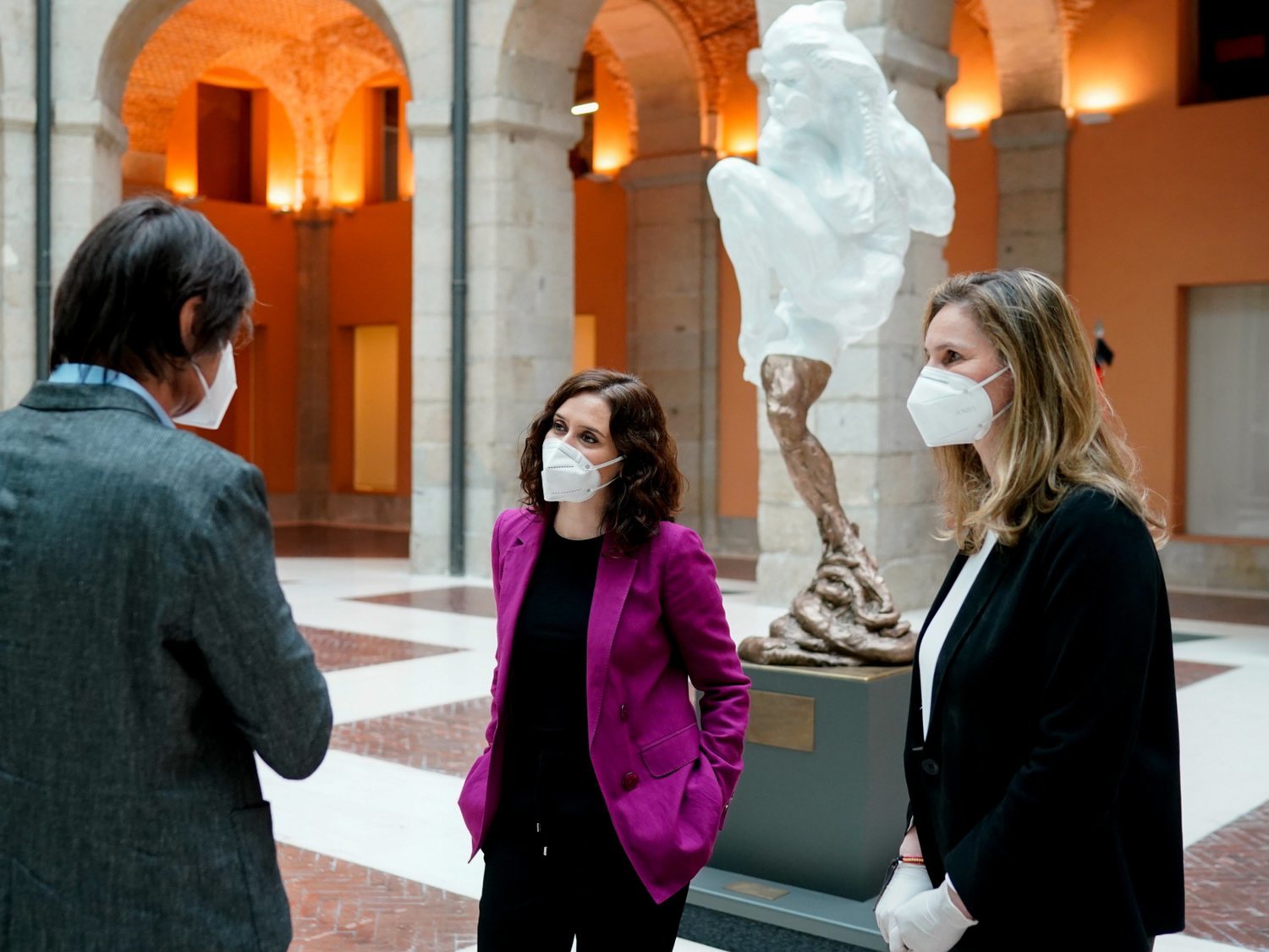 "Un fantasma cagando": Aluvión de críticas a la escultura de Ayuso en homenaje a las víctimas del coronavirus