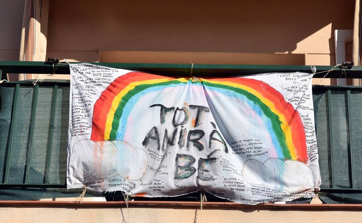 Los arcoiris protagonizan los balcones de medio mundo