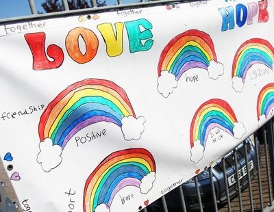 Turquía prohíbe a los niños pintar arcoíris contra el coronavirus por considerarlo "propaganda" LGTBI