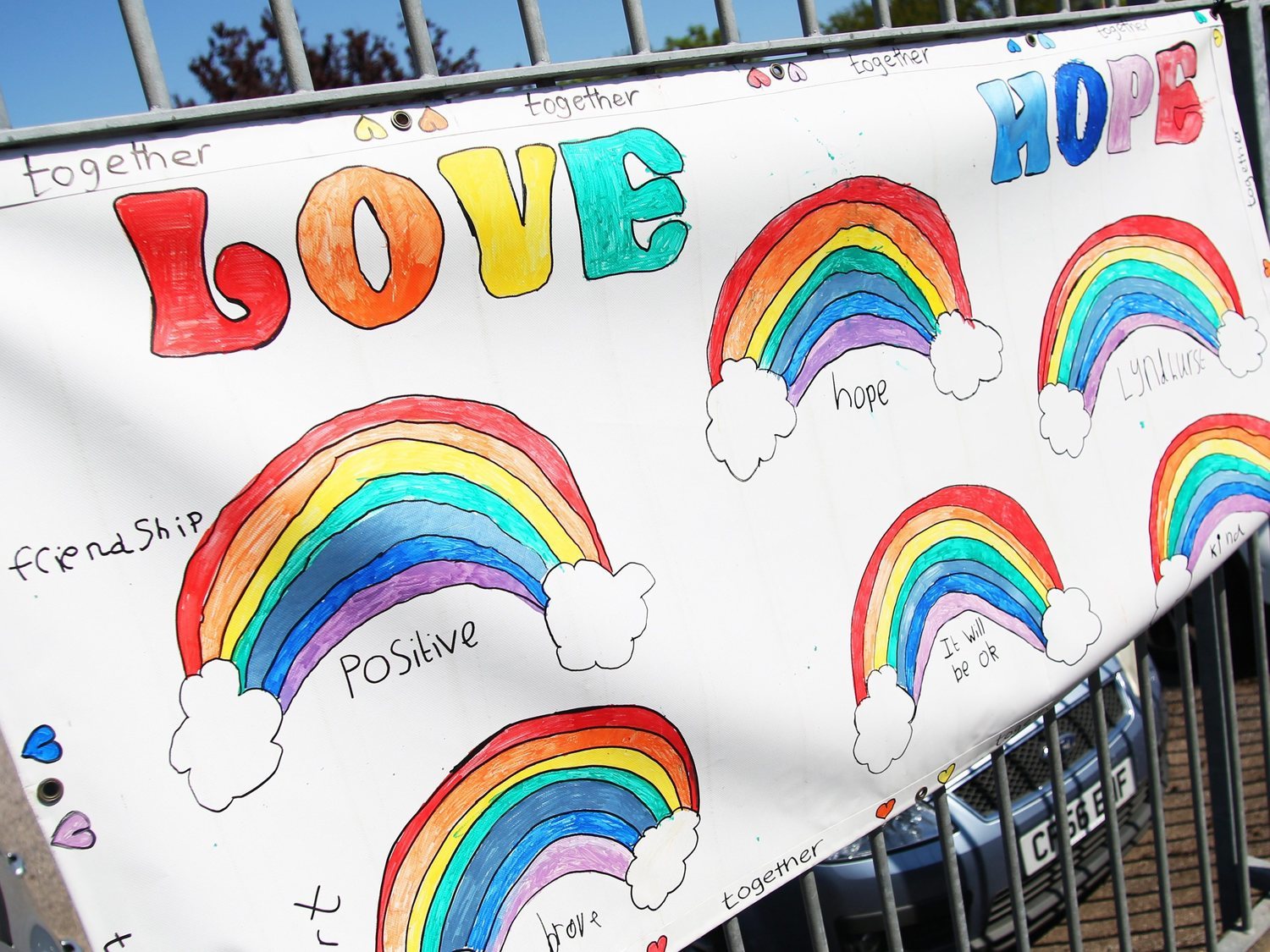 Turquía prohíbe a los niños pintar arcoíris contra el coronavirus por considerarlo "propaganda" LGTBI