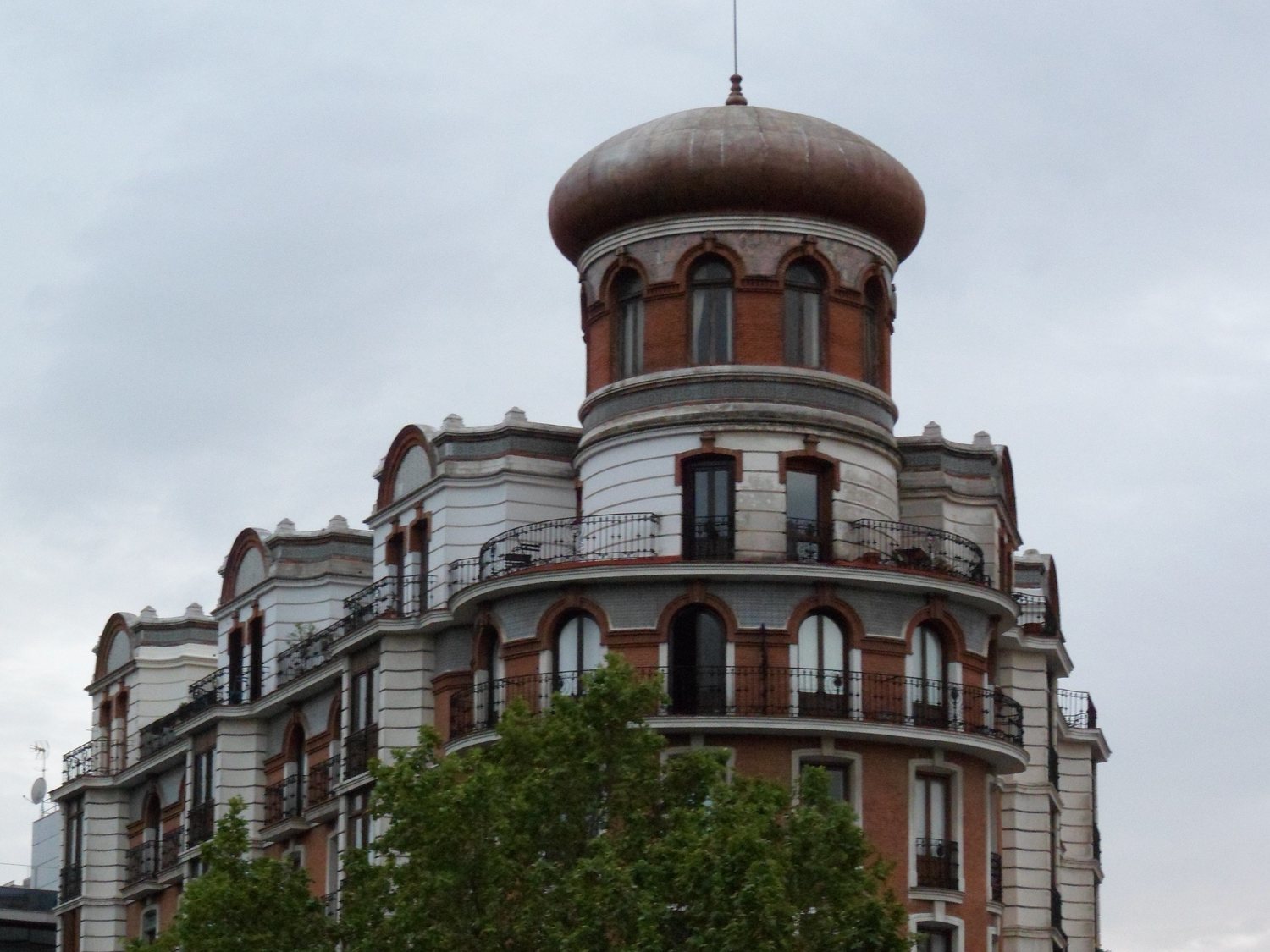 Se derrumba la cúpula de un edificio de Madrid