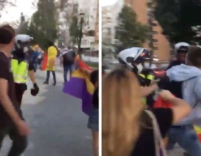 La policía golpea a un manifestante que portaba la bandera tricolor frente a la cacerolada en Murcia