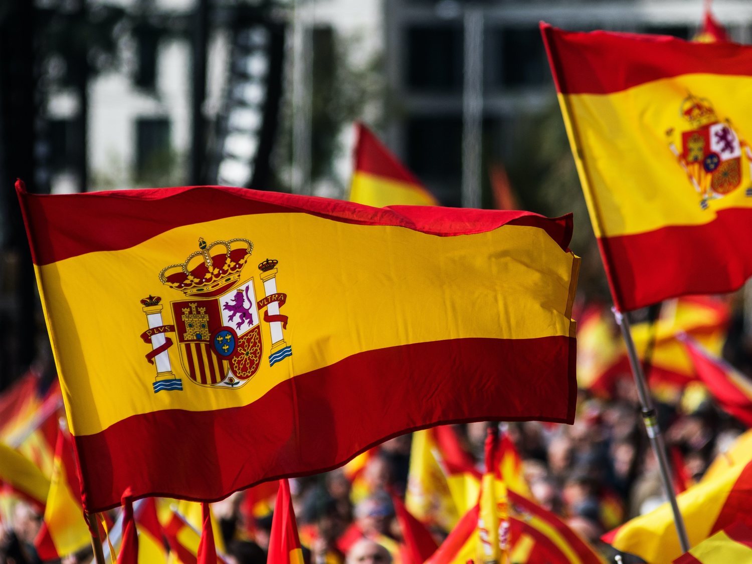 Un artista rediseña la bandera de España como icono de reivindicaciones sociales y arrasa en redes