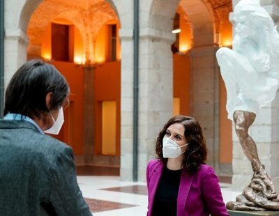 La polémica escultura de Ayuso en homenaje a las víctimas del coronavirus, tapada y escondida bajo una escalera