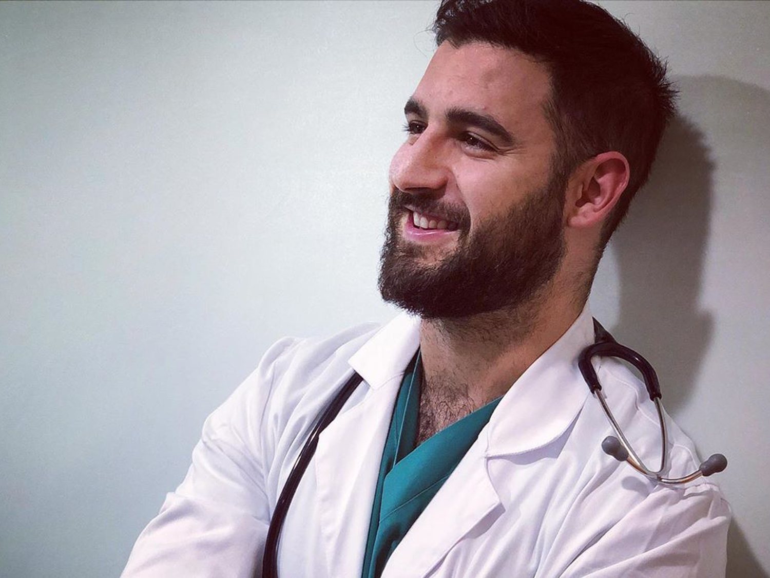 Un médico español que superó el coronavirus, nuevo Mr. Gay World