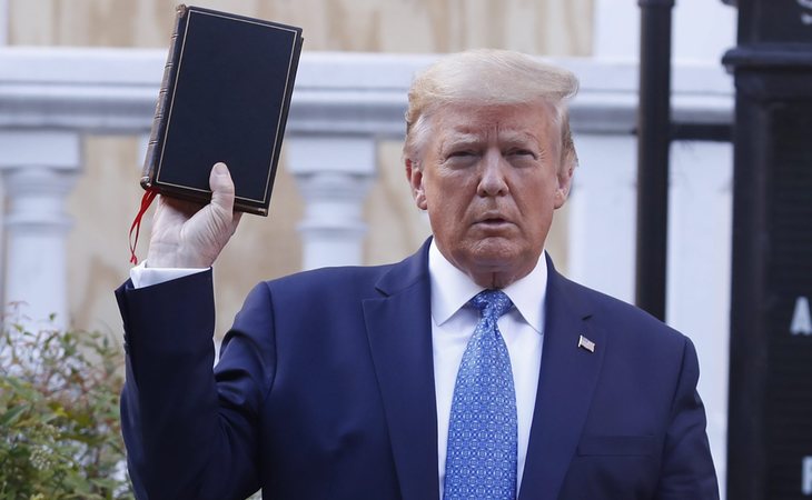 Posado de Donald Trump con la biblia en la mano ante la iglesia de San Juan