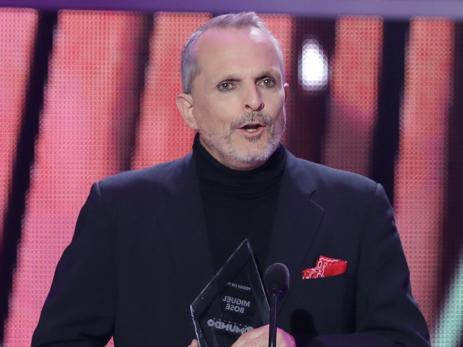 Miguel Bosé cree que el coronavirus es "una mentira de los gobiernos"