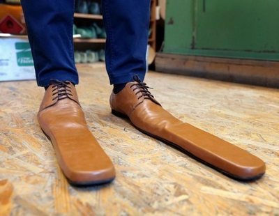 Zapatos gigantes: el invento de un zapatero rumano para garantizar la distancia social