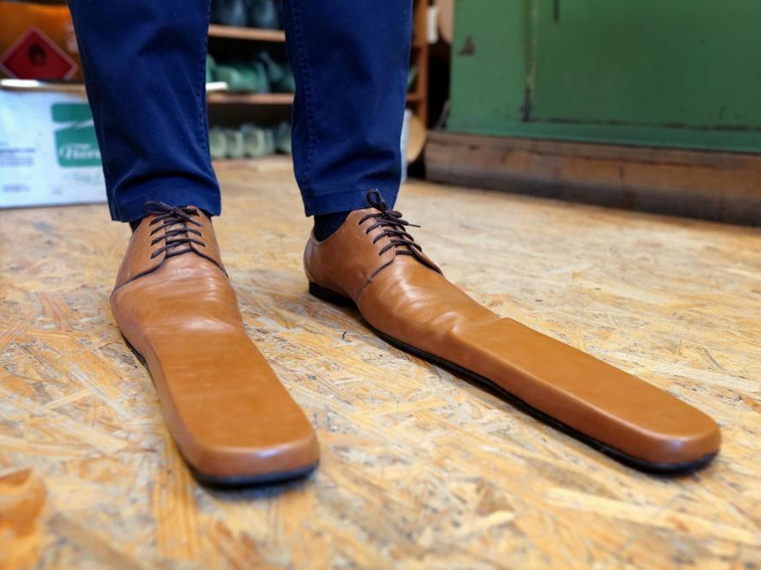 Zapatos gigantes: el invento de un zapatero rumano para garantizar la distancia social