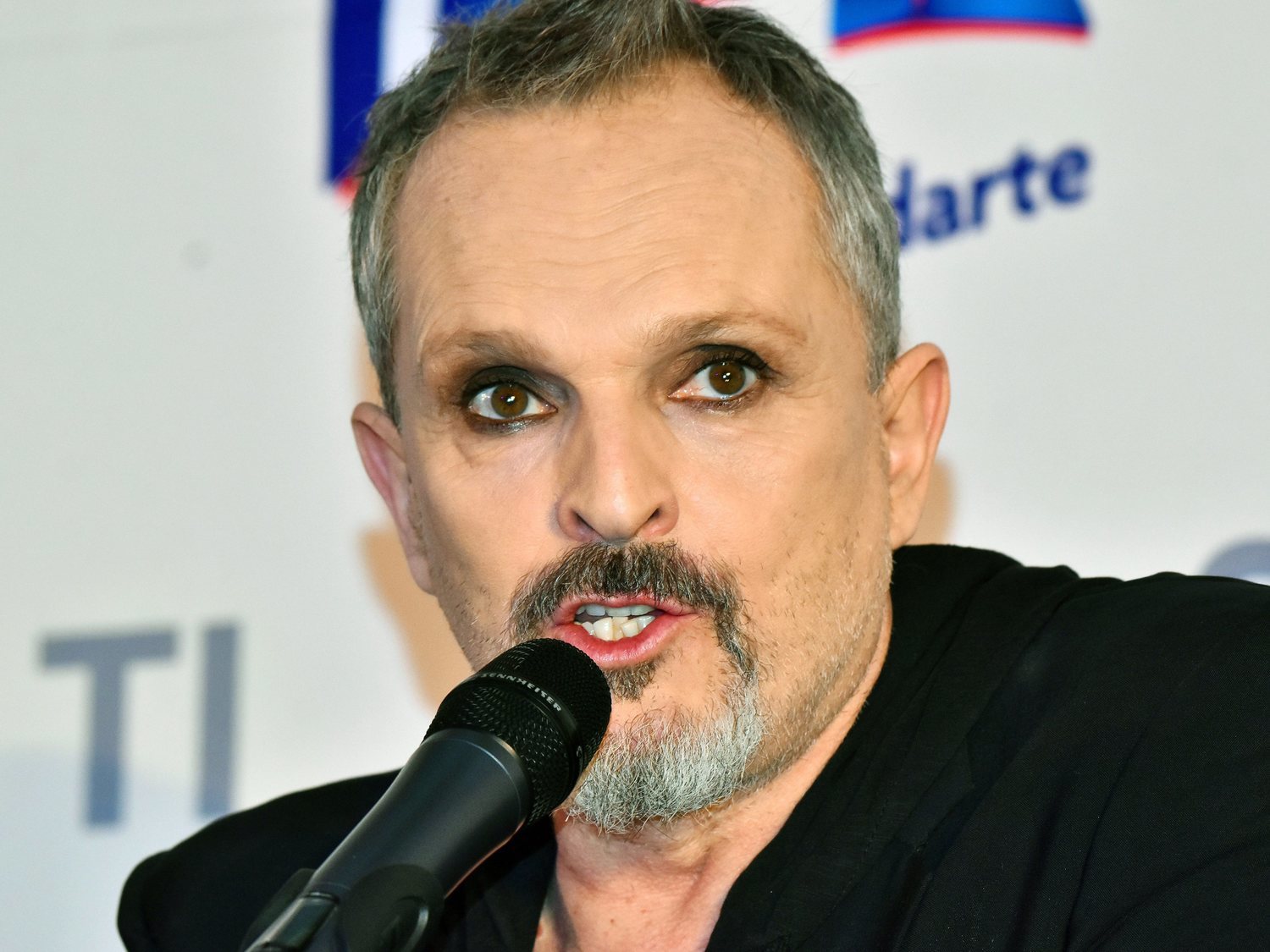 Miguel Bosé y su teoría conspiranoica en contra de la vacuna y el plan de "dominio global"