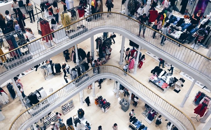 La firma apuesta por tiendas de gran tamaño en lugares emblemáticos como el centro de las ciudades para que el consumidor conozca sus prendas y después las compre a través de internet