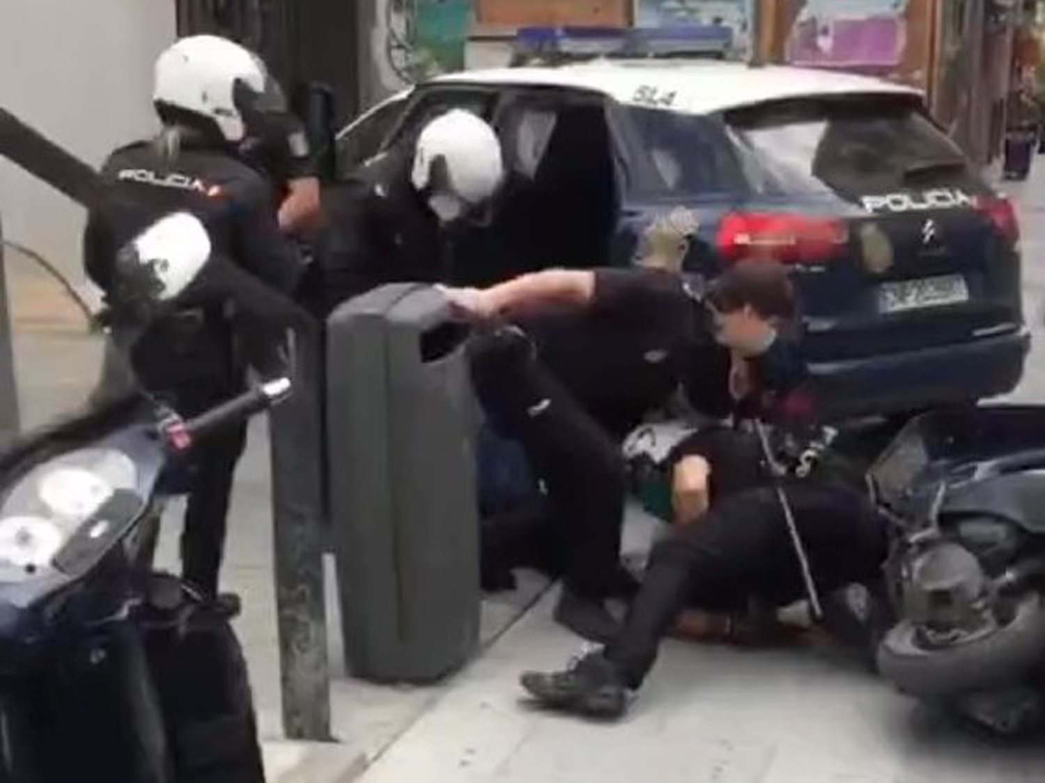 Comparan la detención de un hombre negro en Lavapiés con George Floyd: "¡La rodilla no!"