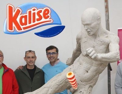 Lluvia de memes por la estatua de Andrés Iniesta desnudo del Ayuntamiento de Albacete