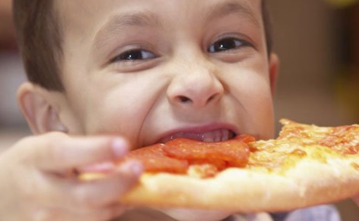 Los niños más vulnerables de la Comunidad de Madrid estuvieron un mes y medio con menus de Telepizza