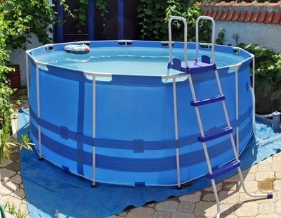 Se derrumba una terraza en Elda a causa de una piscina hinchable de 8.000 litros