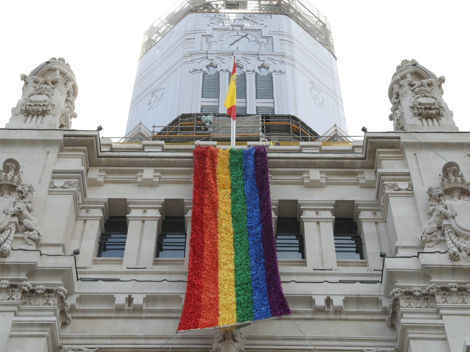 Almeida no colgará la bandera del Orgullo aunque la sentencia del Supremo sí lo permite