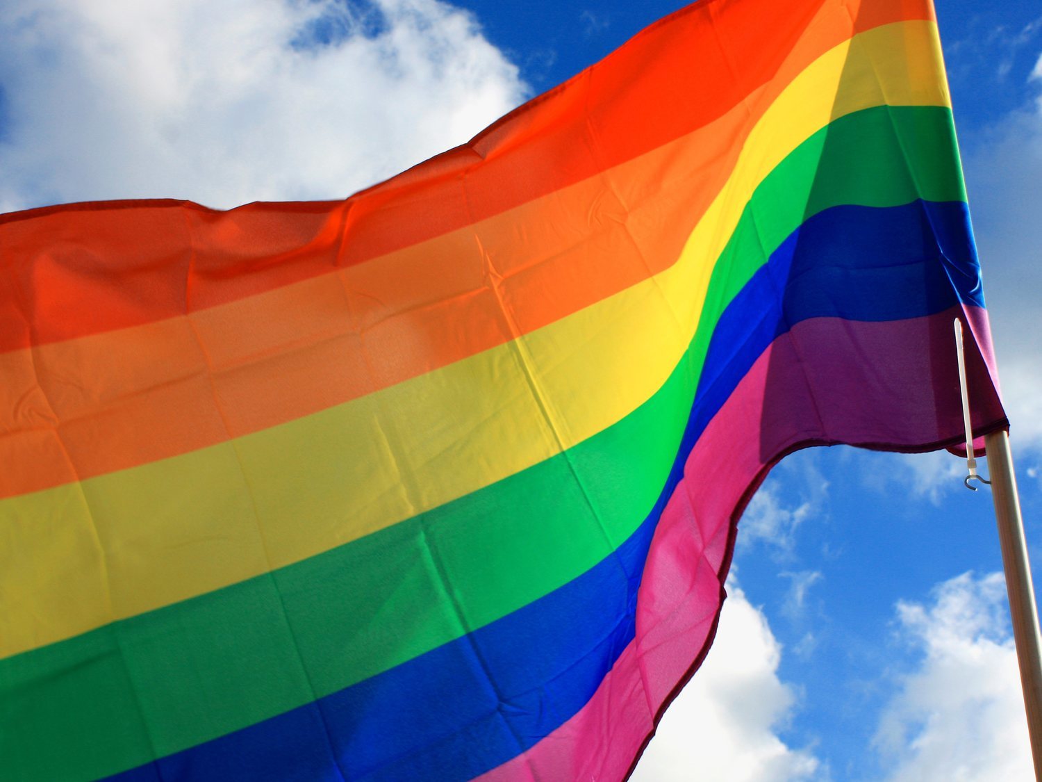 Historia de la bandera LGTBI: El significado de sus colores
