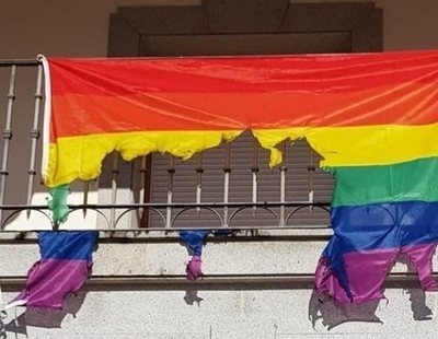 Queman la bandera LGTBI colocada en el Ayuntamiento de Ajofrín (Toledo)