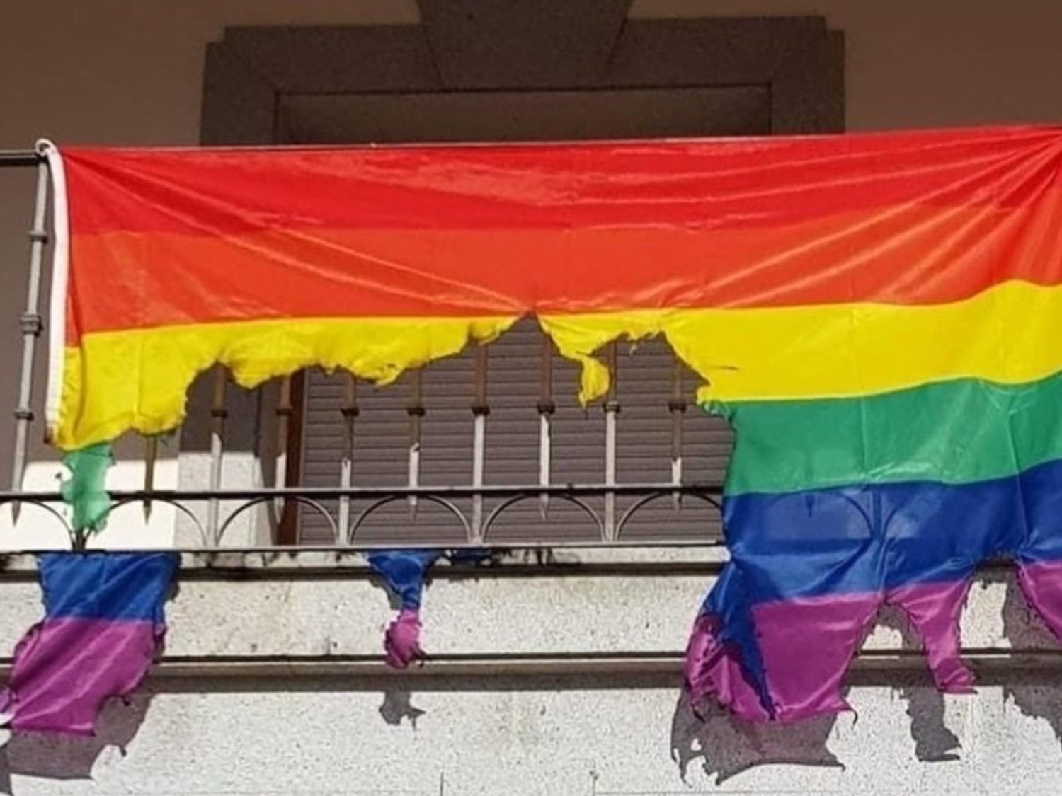 Queman la bandera LGTBI colocada en el Ayuntamiento de Ajofrín (Toledo)