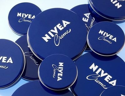 "En Nivea no hacemos cosas para gays": así rechaza la marca incluir una pareja LGTBI en una campaña