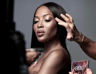 Naomi Campbell posa completamente desnuda en el metro de Nueva York