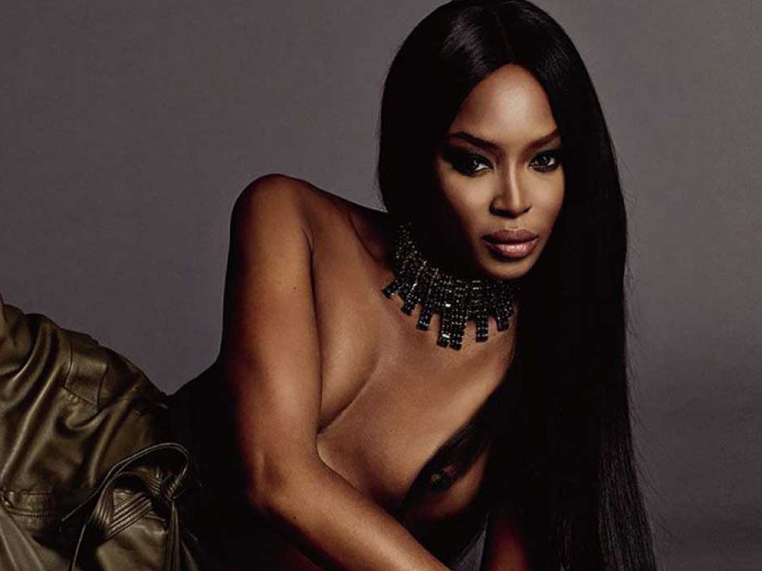 Naomi Campbell posa completamente desnuda en el metro de Nueva York