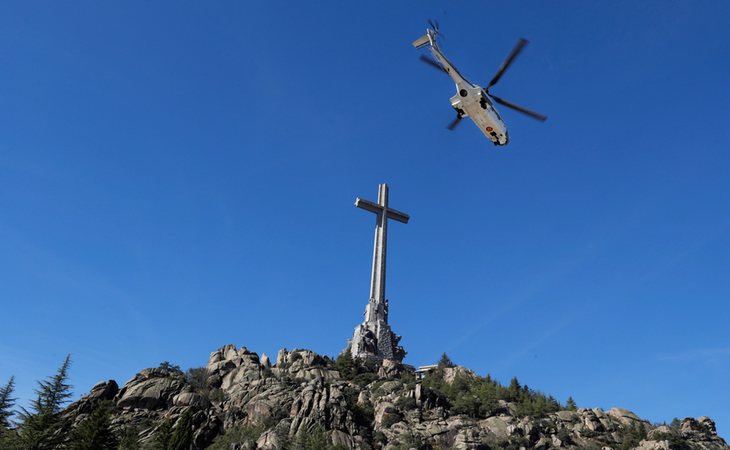 Los restos de Franco fueron trasladado por aire del Valle de los Caídos al cementerio de Mingorrubio