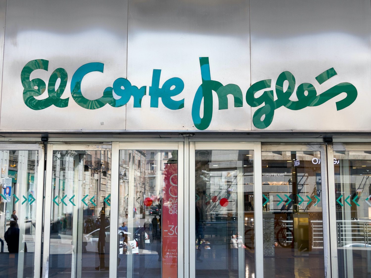 El Corte Inglés ya cambia de función a sus empleados: el giro que crea temores en la firma