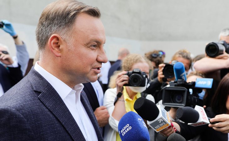 Andrzej Duda, reelegido presidente de Polonia, atendiendo a los medios de comunicación durante la jornada electoral