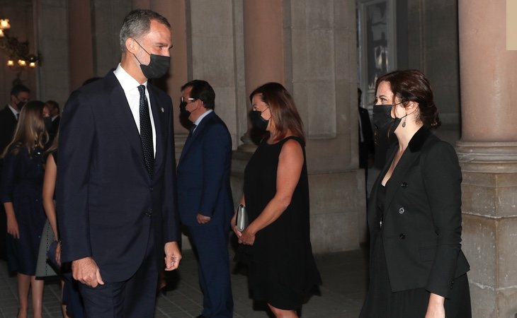 Ayuso, junto al rey Felipe VI en el homenaje a las víctimas del Covid-19