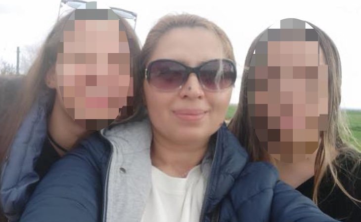 La madre, Daniela Sabina, junto a sus hijas Lorena y María Cristina, que fue víctima de la paliza