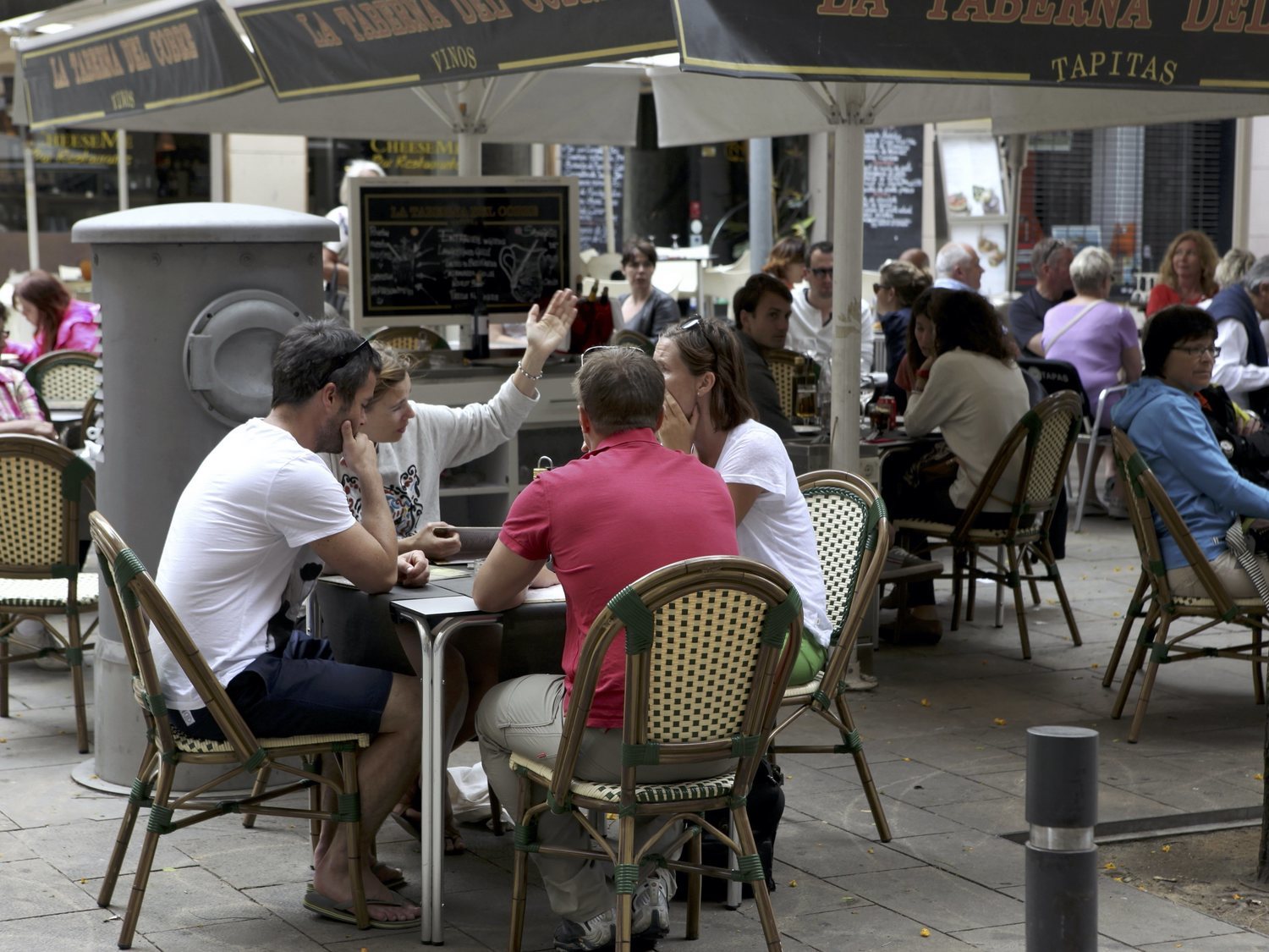 Así puedes tomar algo en la terraza de un bar y asegurarte de no pillar el coronavirus