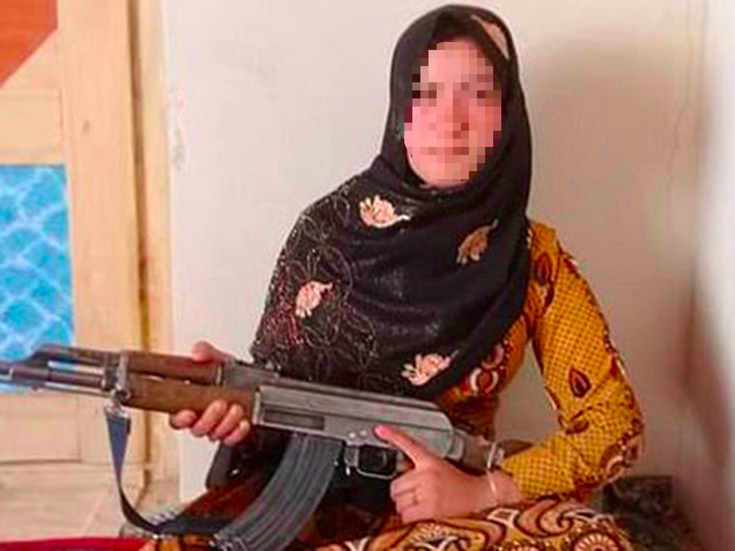 Una menor afgana mata sola a tiros a dos talibanes para vengar el asesinato de sus padres