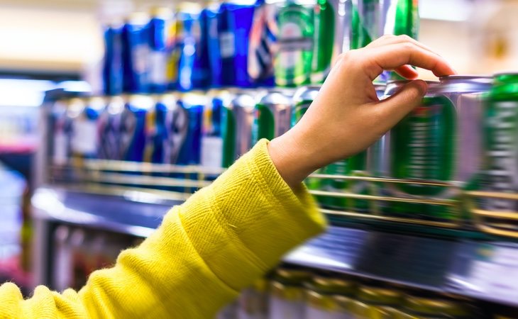 La OCU destaca el abismo de precios que existe entre las cervezas de marca blanca y las de distribuidor