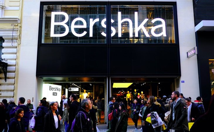 La mejor forma de enviar el currículum a Bershka se encuentra en su plataforma de internet, aunque también se puede entregar en tienda