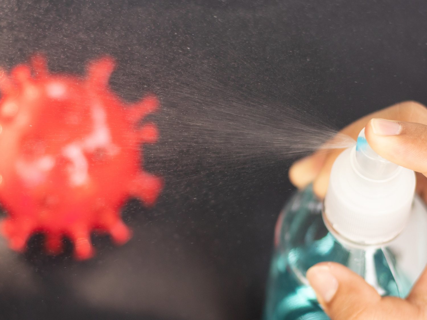 Científicos españoles trabajan en un spray bucal antiviral para "engañar" al coronavirus y detener la infección
