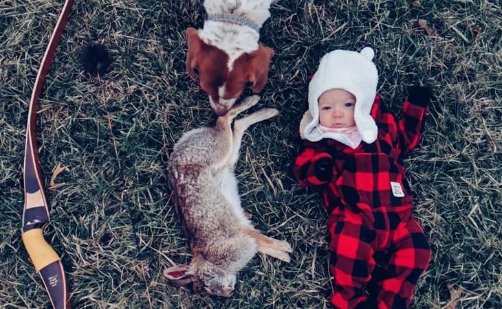 La madre fotografía a su hija junto a los cadáveres de los animales que caza