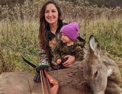 Una madre sale a cazar con su hija de 2 años "para que lo vea como algo normal"