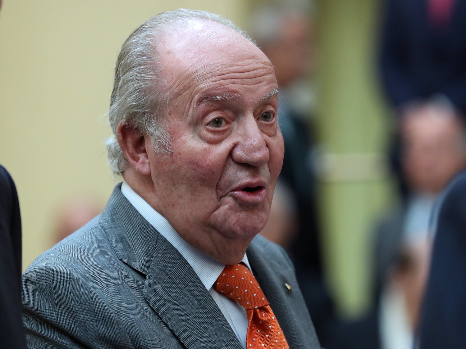 El rey Juan Carlos comunica a Felipe VI que abandona España