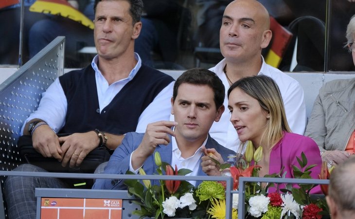 Albert Rivera y Beatriz Tajuelo, en un encuentro de tenis en la Caja Mágica delante del empresario Kike Sarasola