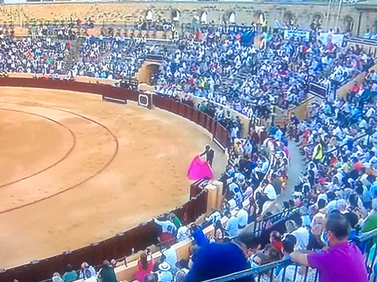 Doble vara: toros sin distancia de seguridad mientras amenazan con cerrar cines o teatros