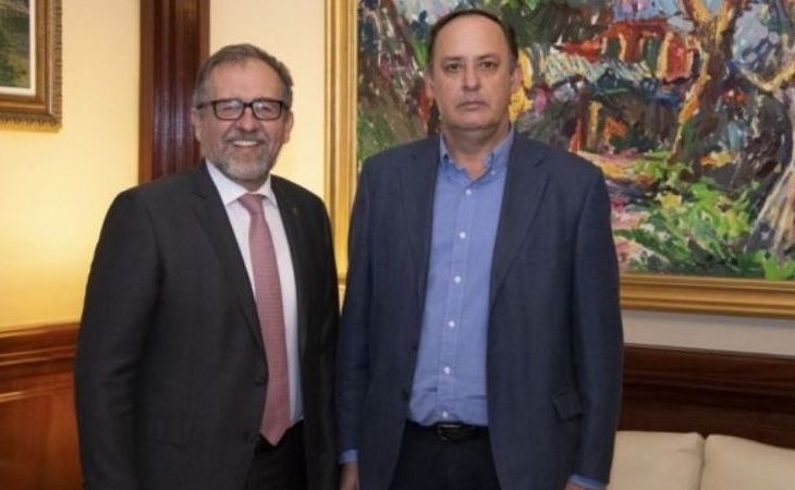 Enrique Vilar (derecha), actual alcalde de Artana, en compañía del actual presidente de la Diputación de Castellón, el socialista José Martí