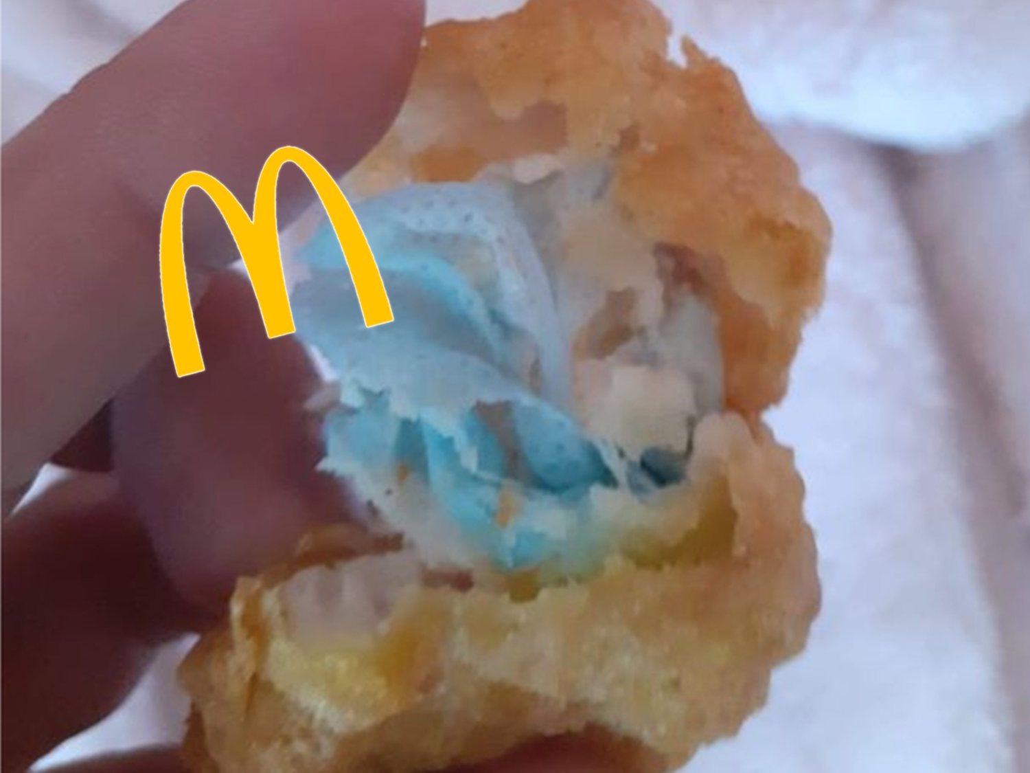 A punto de morir por un nugget de McDonald's con trozos de mascarilla incrustados en su interior