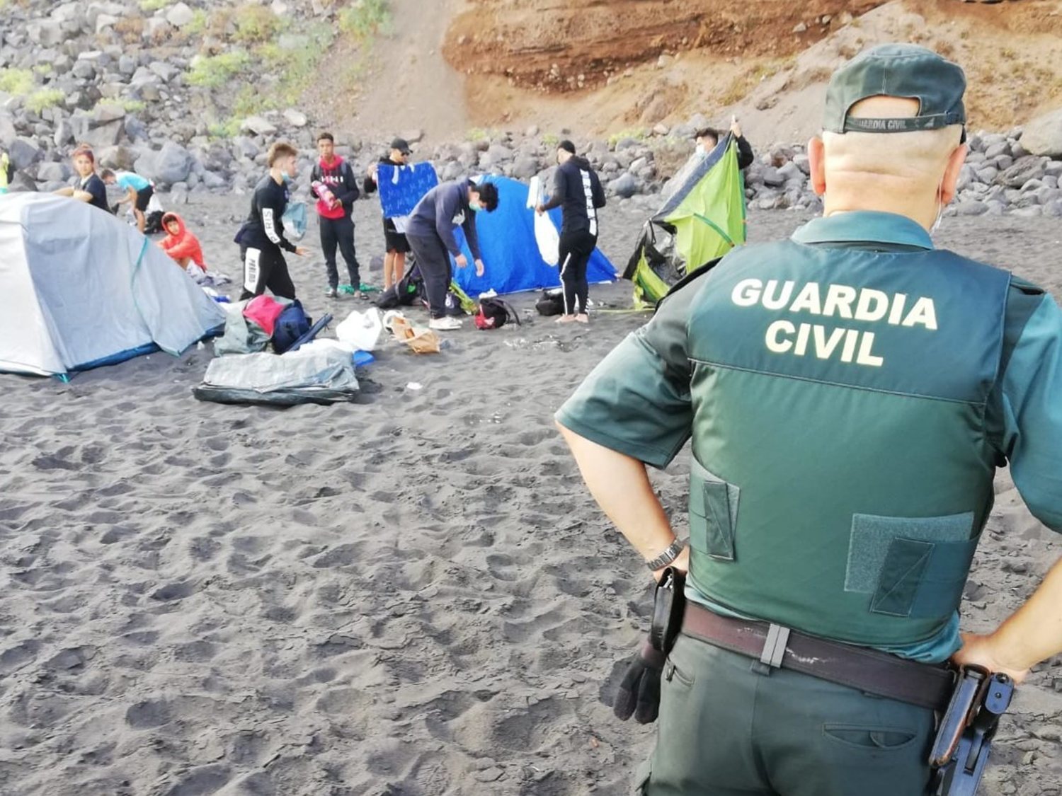 Desalojan a 62 campistas de una playa de Tenerife en una quedada para expandir el coronavirus
