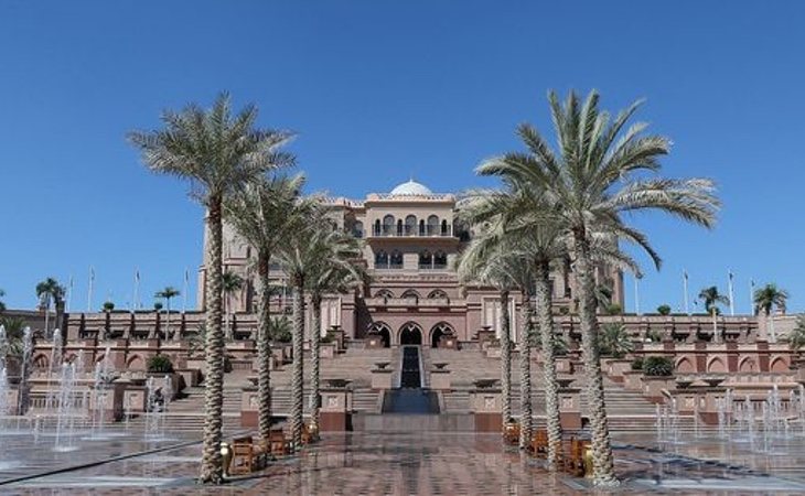 Entrada al complejo en el que se encuentra el rey Juan Carlos