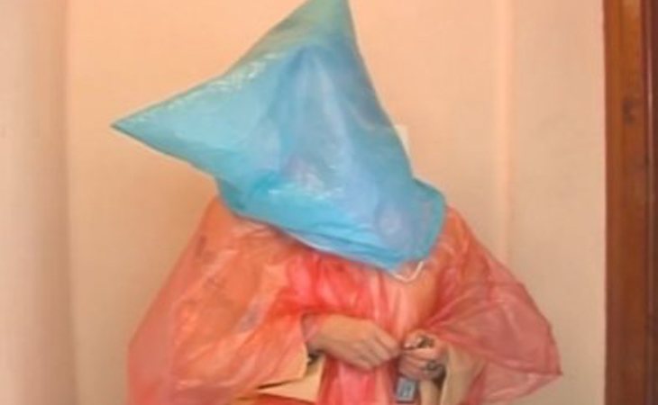 Isabel, de las vecinas de Valencia de 'Callejeros', vestida con las bolsas de basura